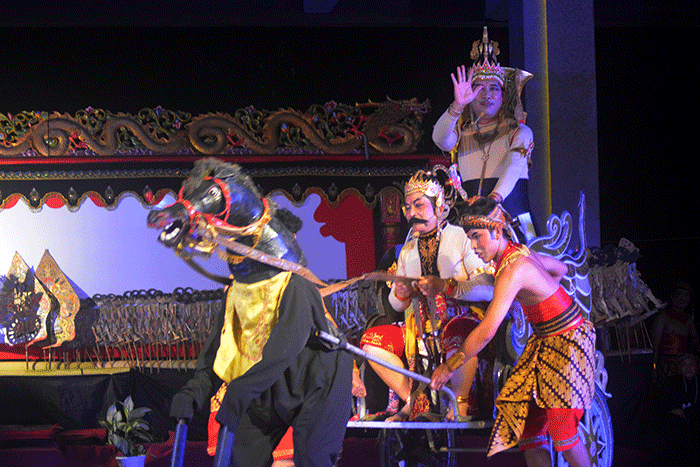 Pagelaran wayang kolaborasi di Kampung Budaya Fakultas Bahasa dan Seni (FBS) Unnes Gunungpati, Semarang, Jawa Tengah, Jumat (2/12/2022) malam.