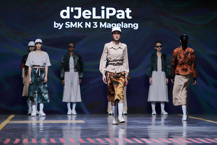Sejumlah model tampil mengenakan busana karya Siswa SMK N 3 Magelang dalam acara Spotlight Indonesia di Greet Hall, Pos Bloc Jakarta, Sabtu (3/12/2022).