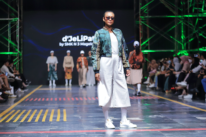 Sejumlah model tampil mengenakan busana karya Siswa SMK N 3 Magelang dalam acara Spotlight Indonesia di Greet Hall, Pos Bloc Jakarta, Sabtu (3/12/2022).