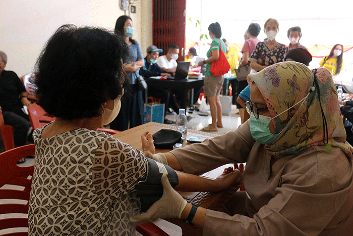 Suasana vaksinasi booster kedua diperuntukkan kepada lansia yang digelar MNC Peduli dan Yayasan Etika Moral Indonesia (YEMI).