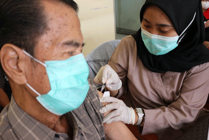 Suasana vaksinasi booster kedua diperuntukkan kepada lansia yang digelar MNC Peduli dan Yayasan Etika Moral Indonesia (YEMI).