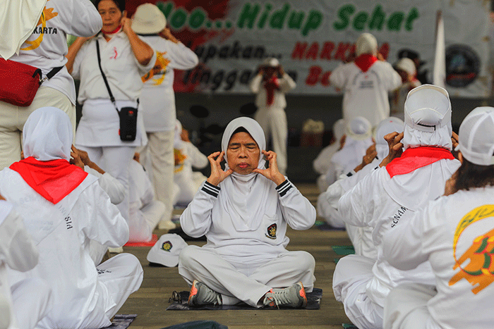 Sejumlah peserta lansia saat mengikuti Senam Sehat Bersama yang diselenggarakan oleh MNC Peduli dan Wai Tan Kung (SSI/WTK) Barakot di area Car Free Day.