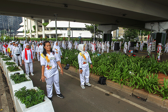 Sejumlah peserta lansia saat mengikuti Senam Sehat Bersama yang diselenggarakan oleh MNC Peduli dan Wai Tan Kung (SSI/WTK) Barakot di area Car Free Day.