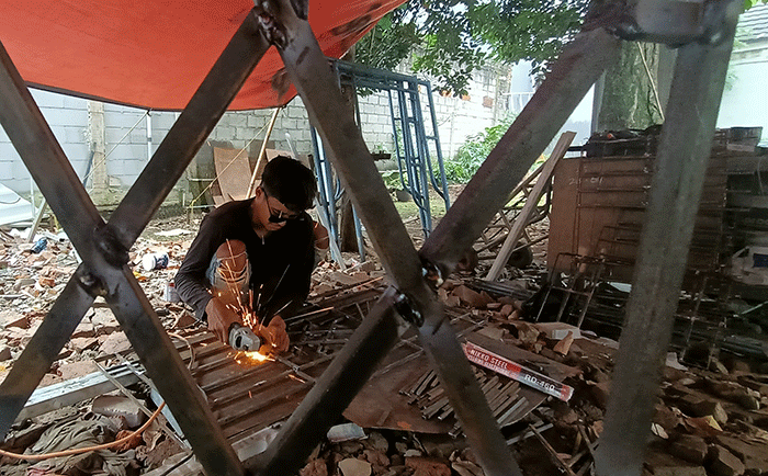 Pekerja menyelesaikan pembuatan pagar besi di kawasan Kota Bekasi, Jawa Barat, Senin (5/12/2022).