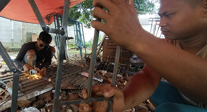 Pekerja menyelesaikan pembuatan pagar besi di kawasan Kota Bekasi, Jawa Barat, Senin (5/12/2022).