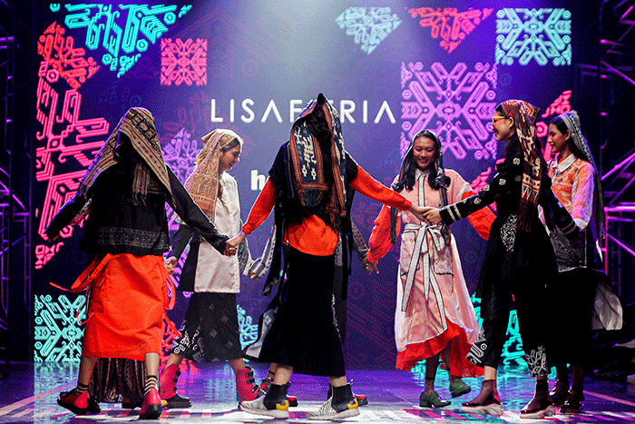 Sejumlah model tampil mengenakan busana karya desainer Rose.Ma.Lina x Sofie dalam hari terakhir peragaan busana Spotlight Indonesia 2022.