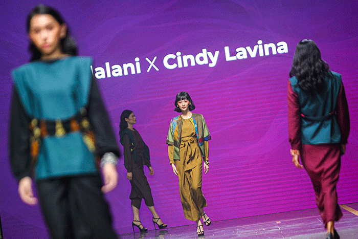 Sejumlah model tampil mengenakan busana karya desainer Rose.Ma.Lina x Sofie dalam hari terakhir peragaan busana Spotlight Indonesia 2022.