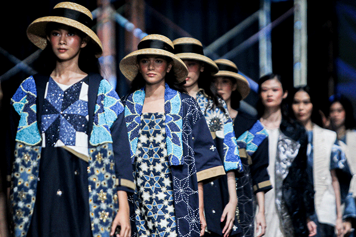 Sejumlah model tampil mengenakan busana karya desainer Rose.Ma.Lina x Sofie dalam hari terakhir peragaan busana Spotlight Indonesia 2022.