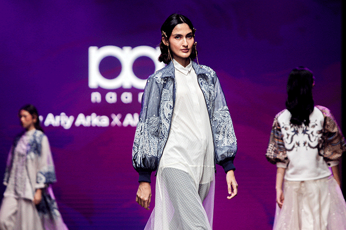Sejumlah model tampil mengenakan busana karya desainer Rose.Ma.Lina x Sofie dalam hari terakhir peragaan busana Spotlight Indonesia 2022.