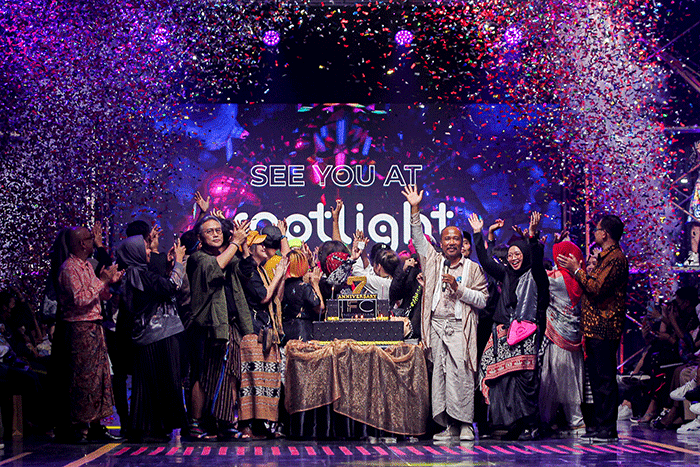 Sejumlah model tampil mengenakan busana karya desainer Rose.Ma.Lina x Sofie dalam hari terakhir peragaan busana Spotlight Indonesia 2022.