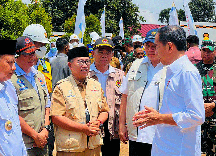 Presiden Joko Widodo meninjau pengungsi di Posko Bantuan Paspampres Peduli Cianjur, Desa Cijedil, Kecamatan Cugenang, Kabupaten Cianjur, Jawa Barat.