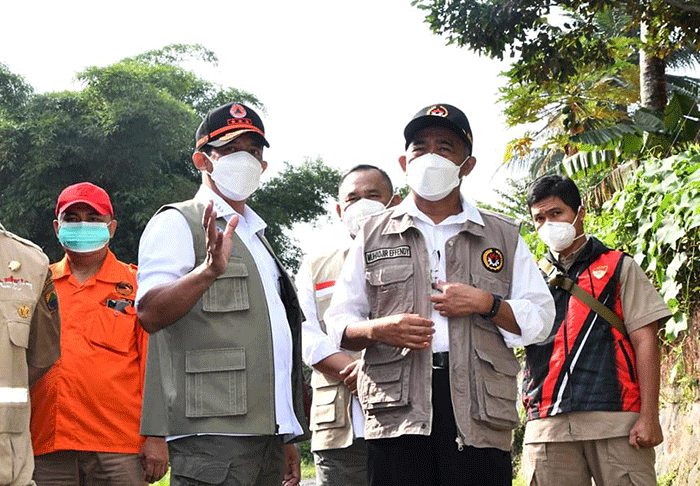 Presiden Joko Widodo meninjau pengungsi di Posko Bantuan Paspampres Peduli Cianjur, Desa Cijedil, Kecamatan Cugenang, Kabupaten Cianjur, Jawa Barat.