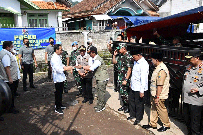 Presiden Joko Widodo meninjau pengungsi di Posko Bantuan Paspampres Peduli Cianjur, Desa Cijedil, Kecamatan Cugenang, Kabupaten Cianjur, Jawa Barat.