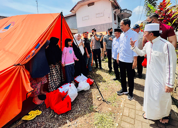 Presiden Joko Widodo saat meninjau langsung progres pembangunan rumah tahan gempa di Desa Sirnagalih, Kecamatan Cilaku, Kabupaten Cianjur, Senin (5/12/2022).
