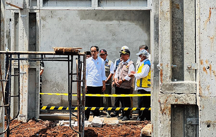 Presiden Joko Widodo saat meninjau langsung progres pembangunan rumah tahan gempa di Desa Sirnagalih, Kecamatan Cilaku, Kabupaten Cianjur, Senin (5/12/2022).