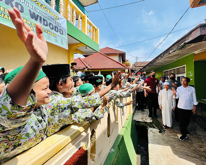Presiden Joko Widodo saat meninjau langsung progres pembangunan rumah tahan gempa di Desa Sirnagalih, Kecamatan Cilaku, Kabupaten Cianjur, Senin (5/12/2022).