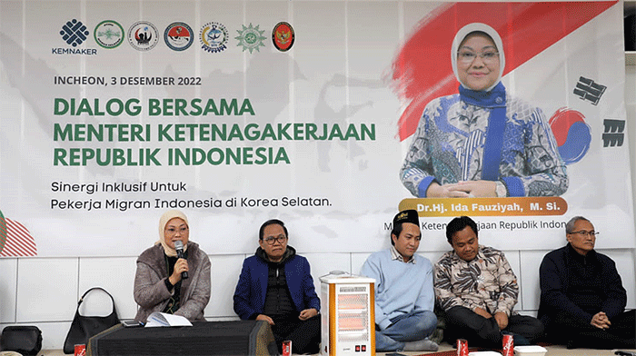 Menteri Ketenagakerjaan Ida Fauziyah berdialog dengan Pekerja Migran Indonesia (PMI) Di sela-sela kunjungan kerja di Korea Selatan, Sabtu (3/12/2022).