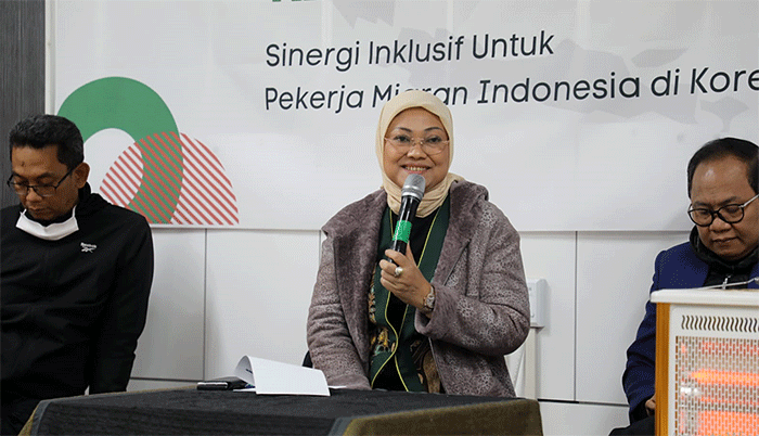 Menteri Ketenagakerjaan Ida Fauziyah berdialog dengan Pekerja Migran Indonesia (PMI) Di sela-sela kunjungan kerja di Korea Selatan, Sabtu (3/12/2022).