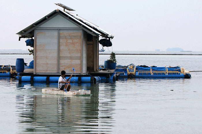 Pengepul ikan dan pembudidaya ikan keramba apung menunjukkan ikan di kawasan Pulau Panggang, Kepulauan Seribu Utara, Provinsi DKI Jakarta, Senin (5/12/2022).