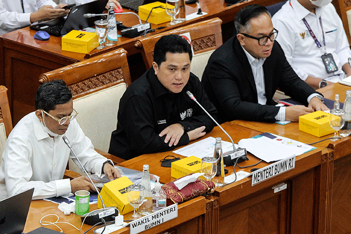 Menteri BUMN Erick Thohir (tengah) mengikuti Rapat Kerja dengan Komisi VI DPR RI di gedung Parlemen, Jakarta, Senin (5/12/2022).