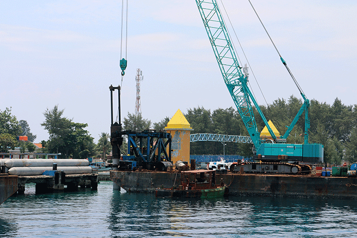 Aktivitas revitalisasi Dermaga Pelabuhan Perhubungan di Pulau Pramuka, Kepulauan Seribu Utara, Provinsi DKI Jakarta, Senin (5/12/2022).