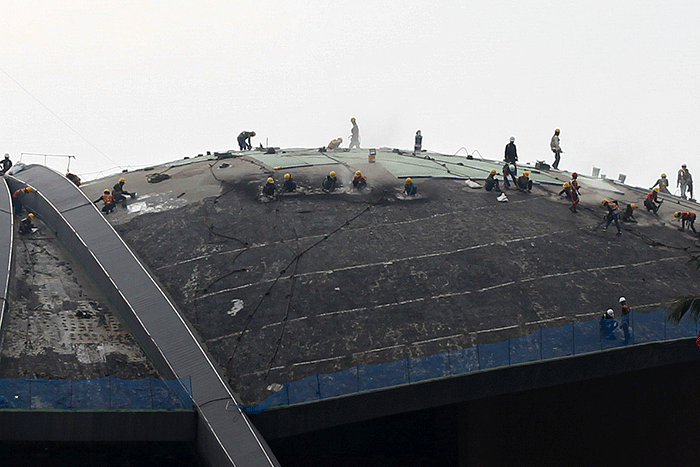 Sejumlah pekerja saat menyelesaikan perbaikan atap Gedung Nusantara DPR atau Gedung Kura-Kura di Kompleks Parlemen, Senayan, Jakarta, Selasa (6/12/2022).