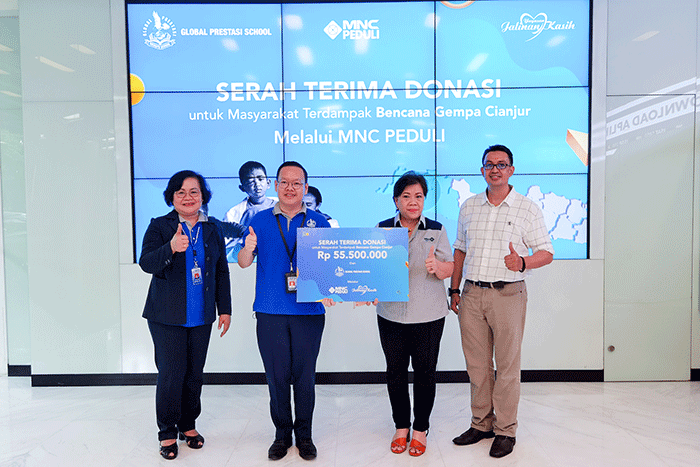 Bendahara Umum MNC Peduli Stien M. Schouten menerima donasi dari Global Prestasi School untuk disalurkan guna memenuhi kebutuhan masyarakat Cianjur.
