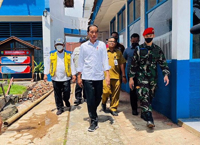 Di luar agenda yang telah ditentukan, Presiden Joko Widodo meninjau SMP Negeri 1 Warungkondang, Kabupaten Cianjur, Jawa Barat, Senin (5/12/2022).