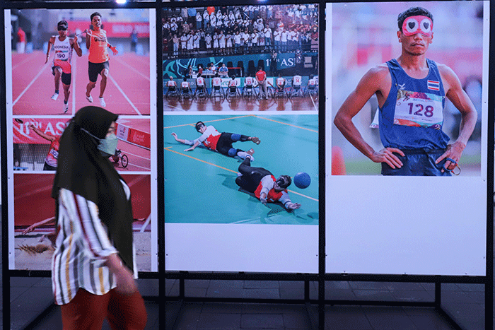 Warga melihat pameran foto Hari Hak Asasi Manusia 2022 di Terowongan Kendal, Jakarta Pusat, Selasa (6/12/2022).