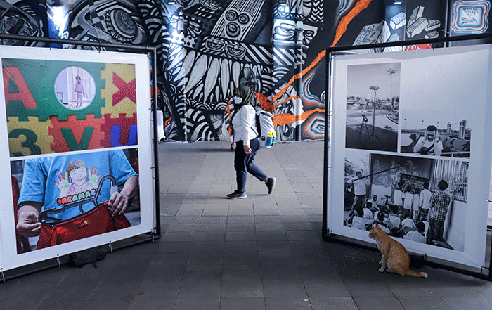 Warga melihat pameran foto Hari Hak Asasi Manusia 2022 di Terowongan Kendal, Jakarta Pusat, Selasa (6/12/2022).