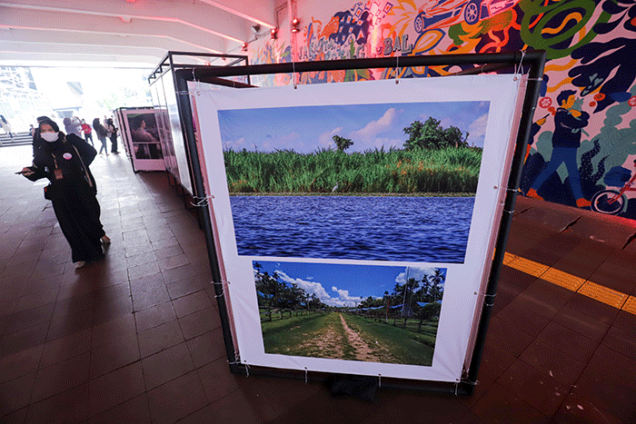 Warga melihat pameran foto Hari Hak Asasi Manusia 2022 di Terowongan Kendal, Jakarta Pusat, Selasa (6/12/2022).