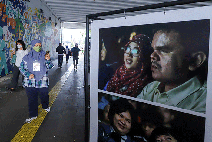 Warga melihat pameran foto Hari Hak Asasi Manusia 2022 di Terowongan Kendal, Jakarta Pusat, Selasa (6/12/2022).