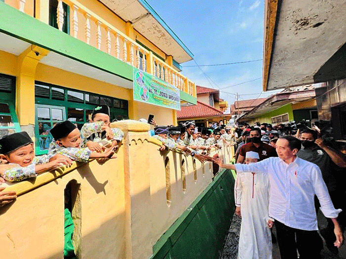 Presiden Joko Widodo meninjau Pondok Pesantren (Ponpes) Darul Falah, Desa Jambudipa, Kecamatan Warungkondang, Kabupaten Cianjur, Senin (5/12/2022).