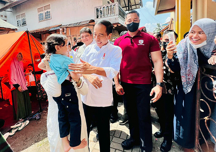 Presiden Joko Widodo meninjau Pondok Pesantren (Ponpes) Darul Falah, Desa Jambudipa, Kecamatan Warungkondang, Kabupaten Cianjur, Senin (5/12/2022).