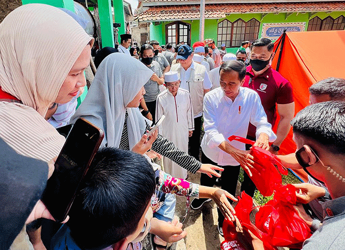 Presiden Joko Widodo meninjau Pondok Pesantren (Ponpes) Darul Falah, Desa Jambudipa, Kecamatan Warungkondang, Kabupaten Cianjur, Senin (5/12/2022).
