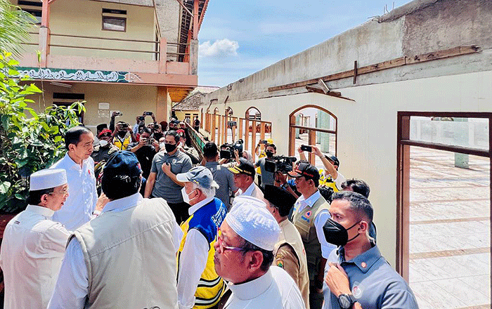 Presiden Joko Widodo meninjau Pondok Pesantren (Ponpes) Darul Falah, Desa Jambudipa, Kecamatan Warungkondang, Kabupaten Cianjur, Senin (5/12/2022).