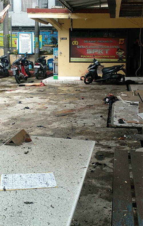 Kondisi Polsek Astana Anyar yang rusak akibat ledakan bom bunuh diri di Bandung, Jawa Barat, Rabu (7/12/2022).