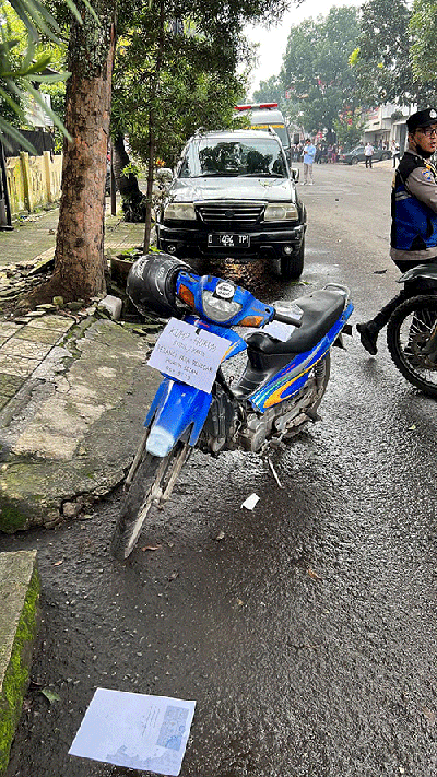 Kondisi Polsek Astana Anyar yang rusak akibat ledakan bom bunuh diri di Bandung, Jawa Barat, Rabu (7/12/2022).