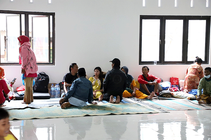 Suasana pengungsian di Gedung Serbaguna Balai Desa Penanggal, Kecamatan Candipuro, Lumajang, Selasa (6/12/2022).