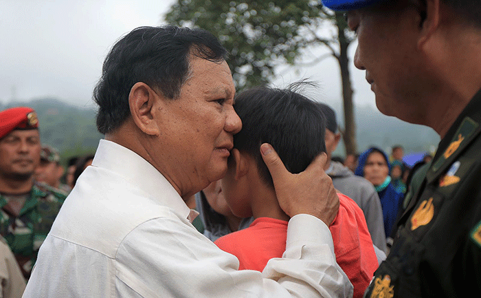 Menteri Pertahanan (Menhan) Prabowo Subianto mengunjungi para korban gempa Cianjur di Pos Dapur Lapangan Kopassus/TNI AD, Rabu (7/12/2022). 