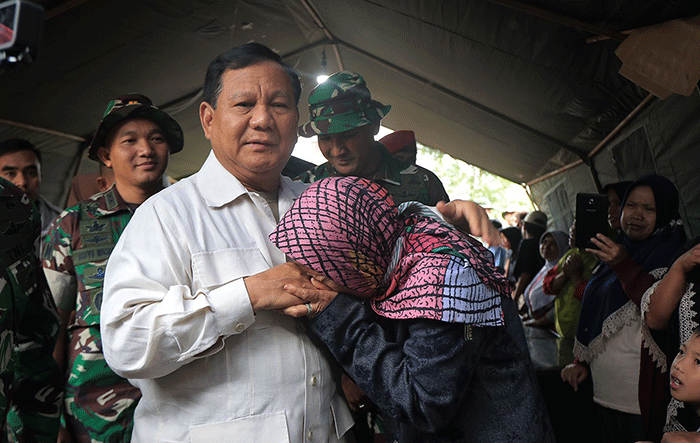 Menteri Pertahanan (Menhan) Prabowo Subianto mengunjungi para korban gempa Cianjur di Pos Dapur Lapangan Kopassus/TNI AD, Rabu (7/12/2022). 