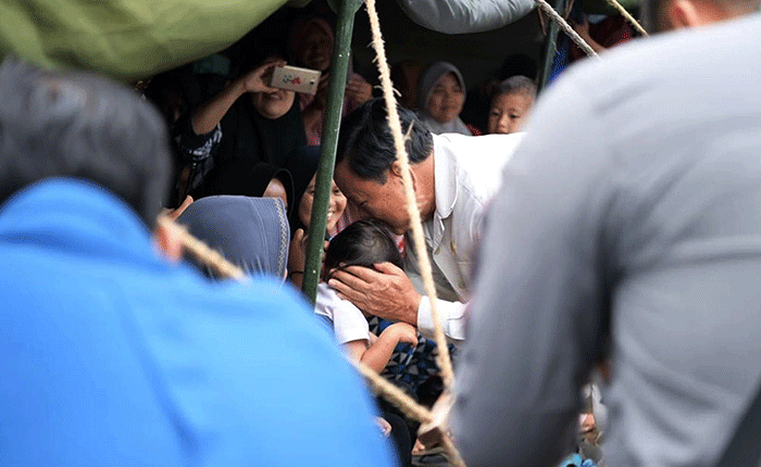 Menteri Pertahanan (Menhan) Prabowo Subianto mengunjungi para korban gempa Cianjur di Pos Dapur Lapangan Kopassus/TNI AD, Rabu (7/12/2022). 