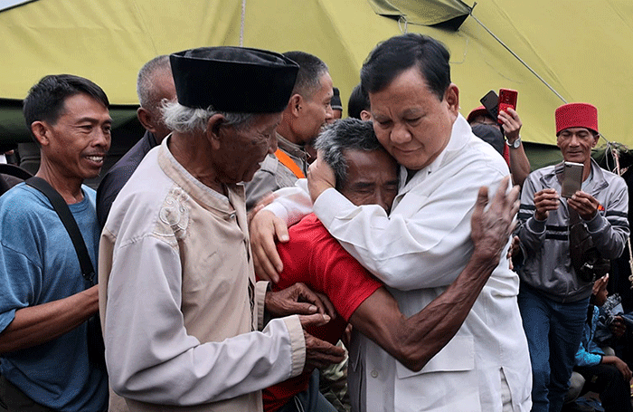 Menteri Pertahanan (Menhan) Prabowo Subianto mengunjungi para korban gempa Cianjur di Pos Dapur Lapangan Kopassus/TNI AD, Rabu (7/12/2022). 
