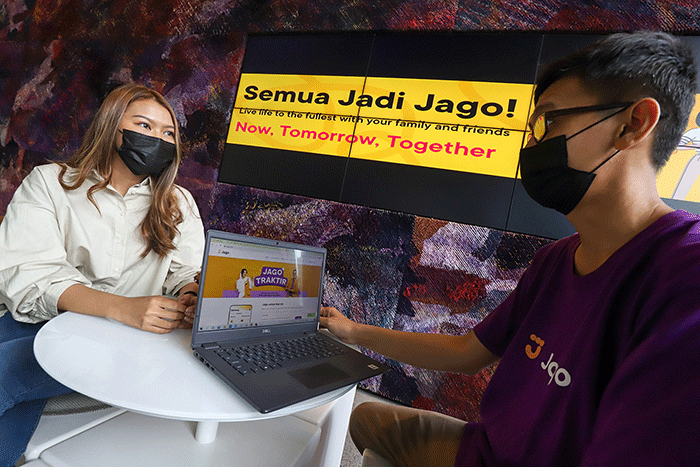 Petugas menghitung uang pecahan rupiah di Jakarta, Rabu (7/12/2022).