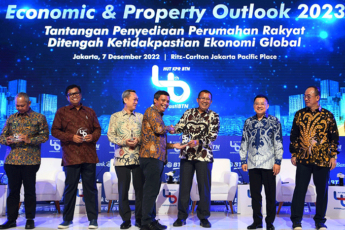 Seminar Economic & Property Outlook 2023 dengan tema “Tantangan Penyediaan Rumah Rakyat Ditengah Ketidakpastian Ekonomi Global” di Jakarta, Rabu (7/12/2022).