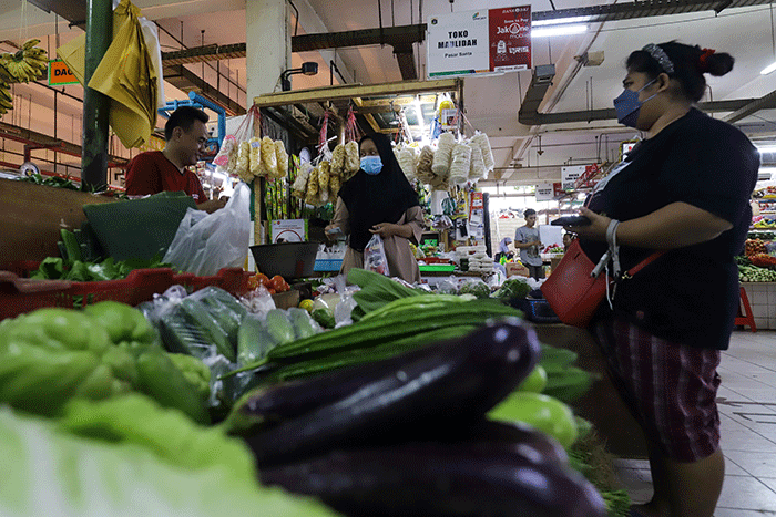 Suasana aktivitas jual beli di Pasar Santa, Jakarta Selatan, Kamis (8/12/2022).