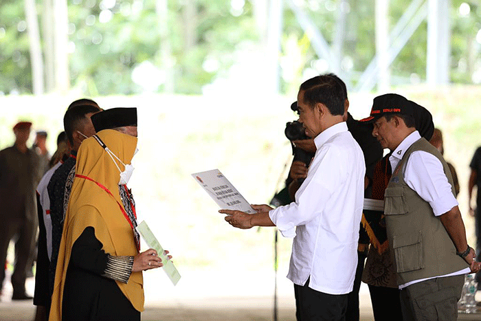 Presiden Joko Widodo menyerahkan bantuan berupa Dana Stimulan kepada warga terdampak gempa bumi M 5,6 Cianjur di Batalyon Rider 300, Cianjur, Jawa Barat.