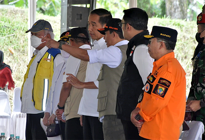 Presiden Joko Widodo menyerahkan bantuan berupa Dana Stimulan kepada warga terdampak gempa bumi M 5,6 Cianjur di Batalyon Rider 300, Cianjur, Jawa Barat.