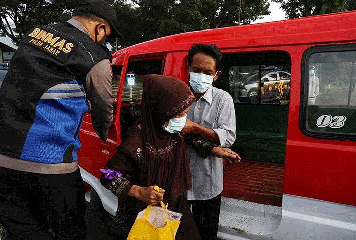 Warga terdampak gempa bumi M 5,6 Cianjur mengantre untuk memasuki area lapangan tembak di markas Batalyon Rider 300, Cianjur, Jawa Barat, Kamis (8/12/2022).