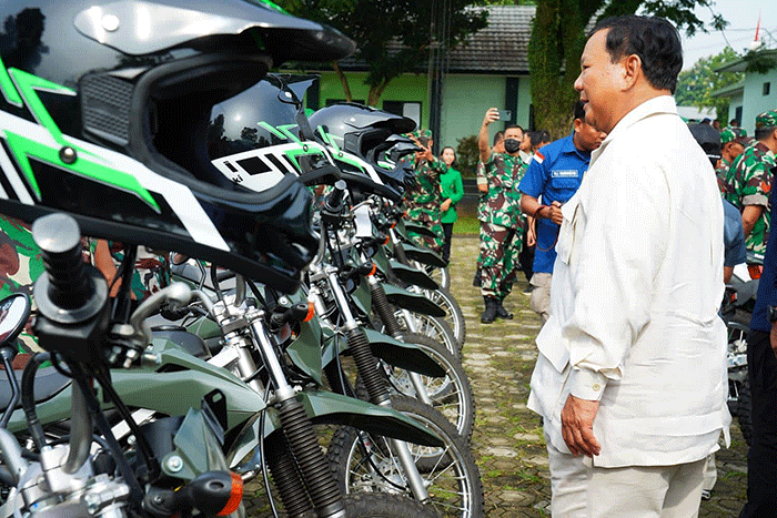 Menteri Pertahanan Prabowo Subianto menyerahkan bantuan sepeda motor untuk Babinsa dalam bertugas membantu masyarakat korban bencana gempa Cianjur.